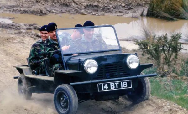 В миналото това бяха фалшиви или истински военни превозни средства, достъпни за обществеността. Те включват оригиналния Land Rover, разбира се, но също така и Mini Moke (на снимката), който е проектиран да има плоска форма и да бъде спускан с парашут в битка.

Задвижваният от Rolls-Royce Austin Champ също трябва да се отбележи, както и Unimog (от Daimler-Benz), Steyr-Puch Haflinger и Volkswagen Trekker (известен още като Thing).
