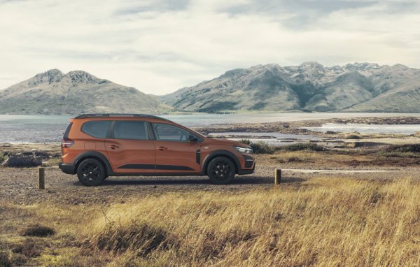 Jogger е миниван, но доста "повдигнат". Пътният просвет при ненатоварен автомобил е 200 милиметра - повече от мнозинството актуални кросоувъри. Лимитираната версия Xtreme, която именно виждате на снимките, предлага и някои други елементи с SUV стилистика, като контрастните черни предпазители на калниците и броните. 
