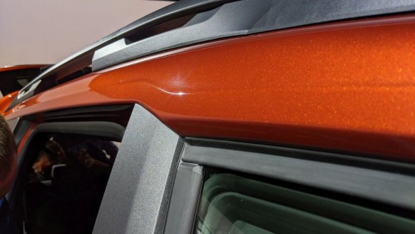 Линията на покрива на Jogger внезапно се разширява с това "стъпалце" при В-колоната. Разликата е 4 см на височина. Целта е пътниците на задните редове да имат достатъчно място за главите си. Попитахме дизайнера Давид Дюран защо тогава не са преработили и предницата, за да избегнат необичайната чупка. "Заради цената", обясни ни Дюран. Сега Jogger на практика ползва наготово цялата предна част на Sandero и това понижава значително производствените разходи, позволявайки на компанията да предложи максимално достъпна цена. 
