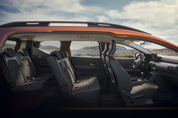 При мнозинството 7-местни модели третият ред седалки е по-скоро решение за спешни случаи и за кратки преходи. При Jogger най-задната седалка побира двама, но при много приличен комфорт - лично се убедихме, че 190-сантиметров човек може да седне спокойно, без главата и коленете му да опират някъде. 
