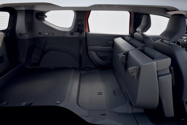 Вторият и третият ред седалки са с гъвкава конструкция и могат лесно да се сгъват или изобщо да се премахнат. 
Когато и трите реда са си на мястото, обемът на багажника е едва 160 литра. Със сгъването на третия ред обаче пораства до цели 700 литра, а със сгъването и на втория ред - до 1819 литра.
Петместната версия на Jogger има 708 литра багажник.
Отделно Jogger има множество места за съхранение на дребни предмети вътре в салона, с общ обем 24 литра. 
