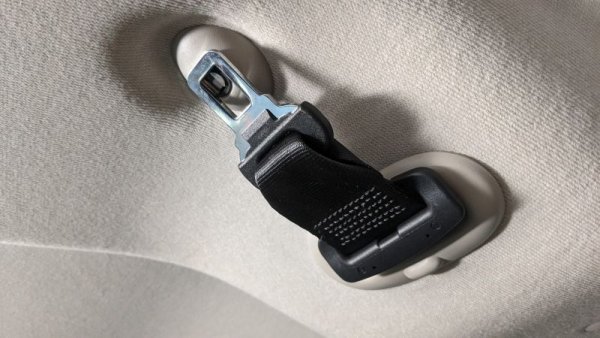 Jogger има необикновено дълга задна врата, за да улесни достъпа до третия ред седалки. Пътуващите най-отзад си имат собствени места за дребни вещи или чаши, а един хитро вграден в тавана магнит придържа коланите и ги прави много удобни за употреба. 
В някои нива за пътниците на втория ред има сгъваеми масички и поставки за чаши. 
