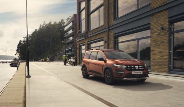 Всъщност Jogger e доста по-безопасен от Lodgy например - има подсилена каросерия за защита при странични удари, активен спирачен асистент, който може сам да задейства аварийно спирачките, и предупреждение за обект в сляпата точка. Но новите тестове на EuroNCAP държат всички електронни системи за безопасност да са налични още в стартовото ниво на оборудване, така че отсега е ясно, че Jogger няма да вземе петте звезди. 
