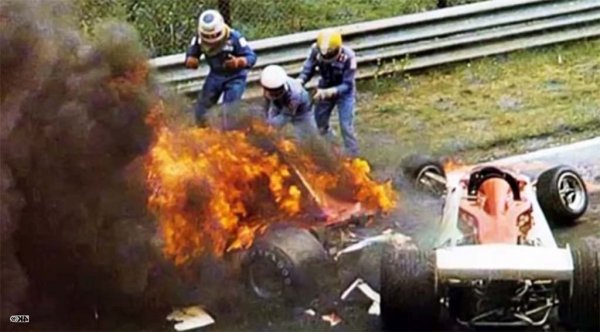 "Много хора критикуват Формула 1 като ненужен риск. Но какъв щеше да бъде животът, ако вършехме само онова, което е нужно?". 

Лауда катастрофира тежко на 1 август 1976 на Нюрбургринг и остана заклещен в горящия болид, докато италианецът Артуро Мердзарио не успя да го измъкне. Ники бе претърпял тежки обгаряния на главата и беше вдишал отровни газове от огъня, които увредиха завинаги белите му дробове. 
