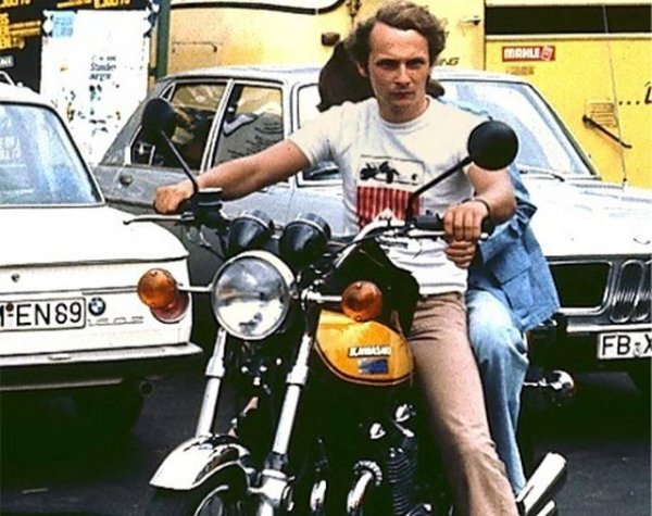 "Формула 1 е спорт за богатите, това донякъде е вярно, но всъщност бедните са истински запалените фенове. С характер и саможертви, много механици са се превръщали във велики пилоти. Който има страст, накрая винаги успява - но, разбира се, богатите имат повече шансове". 

Самият Лауда е от много богато австрийско семейство, внук на фабриканта Ханс Лауда, и в началото на кариерата доплаща от джоба си за възможността да кара в F1. 
