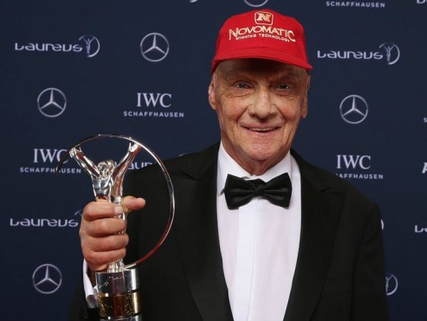 "Мразя вратовръзките, особено когато някой ги носи с дънки. Затова нося само дънки - да прогоня вратовръзката". 
