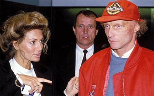 "От успеха не можеш да научиш абсолютно нищо. От провалите и разочарованията човек си вади заключения. Това се отнася и до кариерата, и до личния живот". И също "Щастието е враг. То те отслабва. Изведнъж се оказва, че имаш какво да губиш". 

На снимката са Лауда и първата му жена Марлене Кнаус. 

