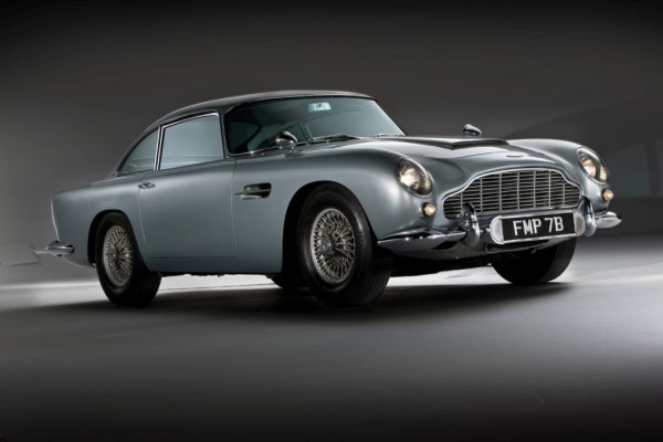 Едва ли съществува по-популярна автомобилна кино икона от Aston Martin DB5, който участва в редица филми за Джеймс Бонд. Въпреки това трябва да се има предвид, че DB5 е доста рядък модел, произвеждан само три години &ndash; от 1963 до 1965. Под капакът на този класически Aston няма извънземен V12 двигател, а доста рафиниран 6-цилиндров редови двигател с три двойни карбуратора и мощност 282 к.с.
