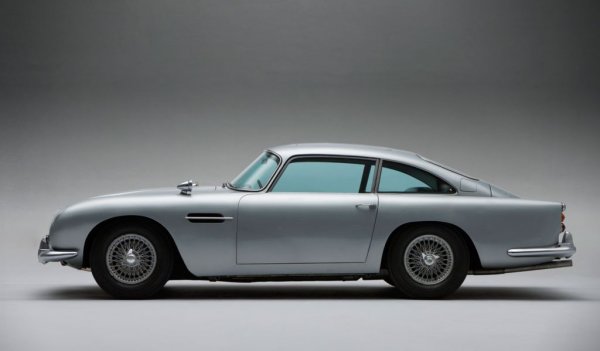 Първоначално DB5 бил достъпен само във версия с твърд покрив, но впоследствие англичаните лансирали кабриолет, от който били сглобени само 37 екземпляра. Именно заради това обаче, именно вариантът с мек сгъваем покрив е сред най-ценените от колекционерите днес. Като допълнение, външната компания Harold Radford предлагала конверсия на DB5 в shooting brake комби. Само 13 такива машини били произведени, но колкото и различни варианти да има, ясно е само едно &ndash; в историята остава класическото DB5 Coupe, което е и любимата кола на Джеймс Бонд.

 