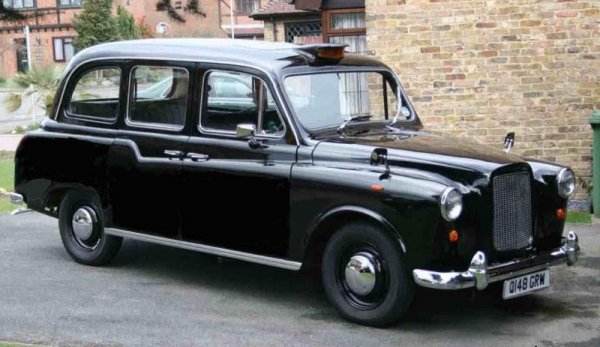 Съществуването на прословутото лондонско такси, една от емблемите на Великобритания, нямаше да е възможно без автомобила на снимките &ndash; Austin FX4. Той се произвежда без сериозни подобрения от 1959 до 1997 и стои в основата на таксиметровия автомобил, който всички свързваме с английската столица. В действителност първите таксита са базирани на модела FX3, но от тях са произведени едва 6500 автомобила, така че истинската легенда е колата на снимките &ndash; FX4.
