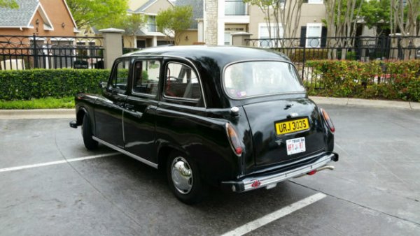 В техническо отношение този автомобил не представлява нищо особено &ndash; първите версии били оборудвани с 2.2-литров дизелов двигател, който останал под капака до края на живота на модела почти без никакви промени. Отличителна особеност на тези автомобили и високият покрив, за да може вътре спокойно да сядат джентълмени с цилиндри.
