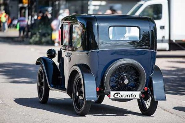 Компактният Austin Seven се предлагал във версия купе, седан и дори кабриолет. Силно опростената конструкция на колата позволявала на инженерите лесно да модифицират купето, без да компрометират платформата. Оригиналната &bdquo;седмица&ldquo; се продавала от 1922 до 1939. Моделът се предлагал с два скромни 4-цилиндрови двигателя.
