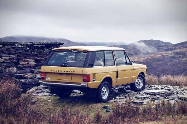 Първото поколение на Range Rover се произвежда цели 26 години &ndash; от 1970 до 1996. Понастоящем от модела са пуснати на пазара 4 поколения, последното от които е в шоурумите от 2012 насам. Покрай основния модел на Range Rover се появиха и няколко модификации &ndash; Sport, Evoque и Velar. Между другото, предсерийният прототип на Range Rover през 1968 се е казвал именно Velar.

