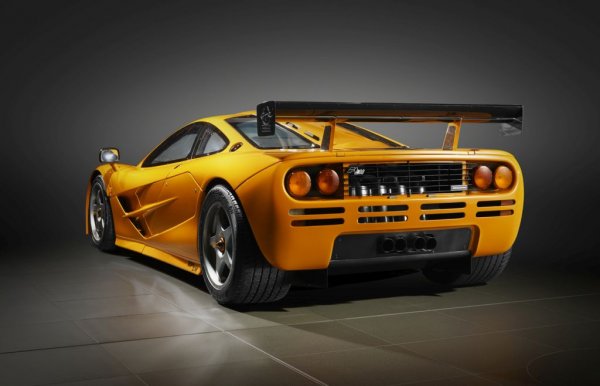 За шест години производство са построени общо 106 бройки от автомобила, всяка от които се задвижва от 12-цилиндров V-образен двигател на BMW. В тази кола всичко е интересно: от златното покритие на вътрешната част на капака на двигателя, което инженерите избират заради изключителната топлинна проводимост на ценния метал, до конфигурацията от три седалки в интериора, при която шофьорът стои по средата и малко по-напред от своите спътници.
