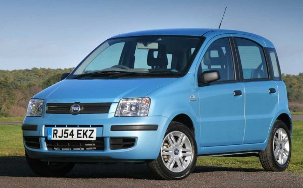 Този изключително семпъл градски автомобил дълги години бе предпочитаното превозно средство на Мей из Лондон. През 2014 обаче механиката на малкото "фиатче" се предаде. 
