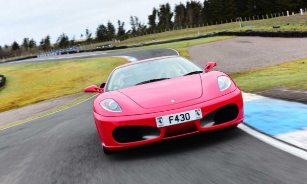 Първото Ferrari на Джеймс и неговата сбъдната мечта, когато Top Gear започна да се превръща от специализирано шоу по втори канал на ВВС в глобален феномен - и хонорарите порастнаха подобаващо. 

