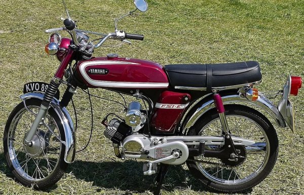 Мей признава, че си мечтаел за този мотор като тийнейджър, но така и не го получил. Затова сбъднал мечтата си на стари години. Ямахата има мотор с 5 конски сили, и развива едва 75 км/ч. 
