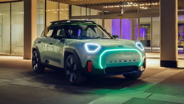 Концепцията Aceman има за цел да преодолее пропастта между Cooper и Countryman в моделната гама. Прототипът предлага поглед към производствените процеси на MINI на бъдещето с отговорен дизайн. Изработен е изцяло от "устойчиви" материали &ndash; тук няма кожа или хром.
