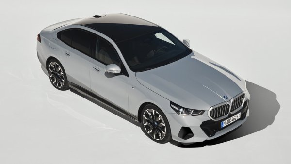 Новото поколение на представителния седан е много важен автомобил за BMW. Първите впечатления по отношение на екстериорния дизайн показват, че марката го е смекчила в сравнение с противоречивия стил на други скорошни премиери като i7. Има три варианта на модела G60 - напълно електрически, plug-in хибрид и бензинов. Контрастът между тях ще бъде интригуващ.
