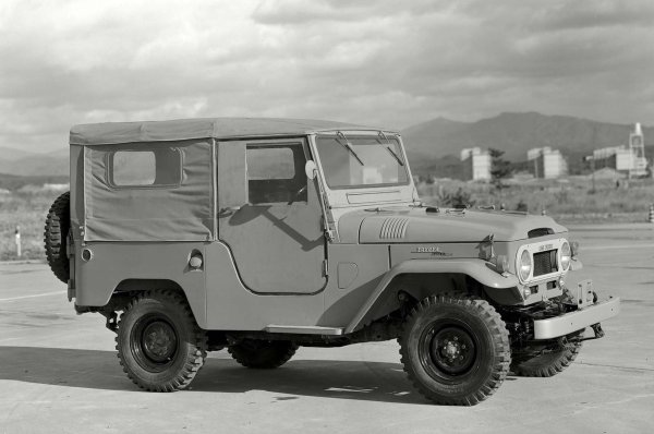 Започнал живота си като превозно средство на Националния полицейски резерв на Япония, Toyota Land Cruiser се произвежда във всичките си многобройни варианти от 1951 година насам!  Няма да правим сравнения какво сее случвало по пътищата на България по същото време. Оттогава са произведени над 11 милиона автомобила 4x4, всички следвайки един и същ принцип - да отвеждат пътниците си където пожелаят.

Вдъхновението за оригиналния Land Cruiser очевидно е джипът Willys, но той намира свой собствен стил със серията 40 от 1960-а. Land Cruiser J70, пуснат на пазара през 1983 година, все още се предлага на някои места като Африка и Австралия. Другаде Land Cruiser се е превърнал в по-луксозен, но не по-малко способен SUV, който е широко считан за първи избор за всяка офроуд експедиция.