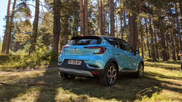 Първото поколение на модела бе най-достъпният кросоувър на българския пазар. Второто вдигна летвата в ценово отношение и затова отне известно време, преди темпото на продажбите да потръгне. 14 от регистрираните автомобили са от Plug-in хибридната версия на Captur. 
