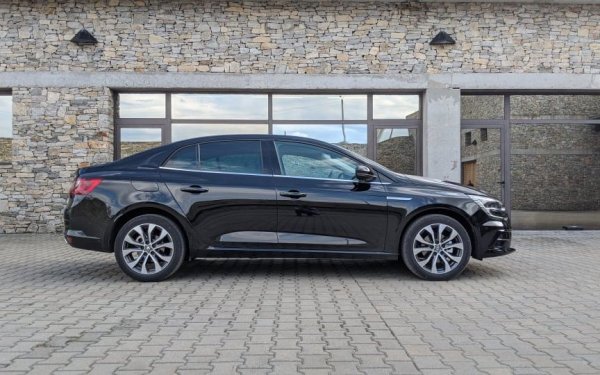 Дебютът на фейслифта на Megane даде нов тласък на продажбите. Това е и вторият най-продаван хечбек на българския пазар - след Toyota Corolla, но доста пред VW Golf. Доста по-скромни са продажбите на версията седан. 
