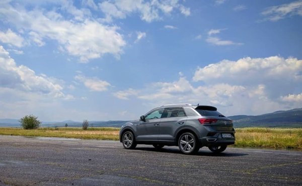 Противно на някои прогнози, по-големият и малко по-скъп T-Roc всъщност убедително изпреварва по продажби братовчед си T-Cross, който бе избран за автомобил на годината в България за 2020. 
