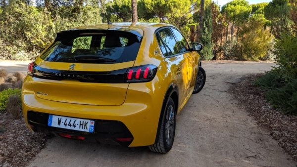 Новото поколение на френското супермини завладя пазара най-вече благодарение на атрактивния си дизайн. И то обаче е жертва на затруднени доставки, поради което продажбите през август са едва 7. 
