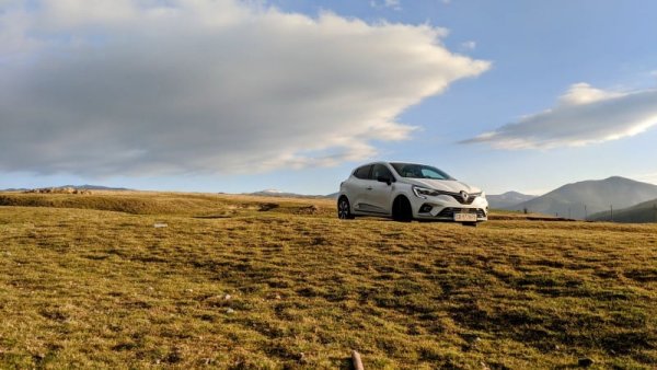 Челната четворка на най-продаваните модели у нас се държи от алианса Renault-Nissan. Clio добавя 42 автомобила през август. 26 от регистрациите се падат на хибридното Clio E-Tech. 
