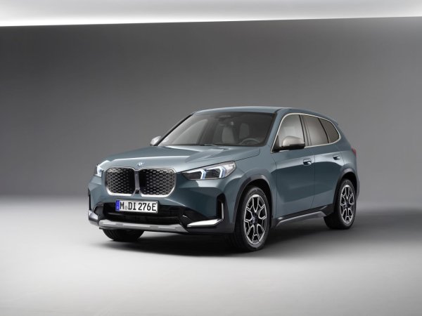 Да, Алкарас притежава BMW iX1 , компактен електрически SUV, който не е единственият, както ще видите в тази галерия. Това е първият модел, който испанският тенисист притежава, въпреки че конкретната версия, която в крайна сметка избира, така и не е разкрита.
