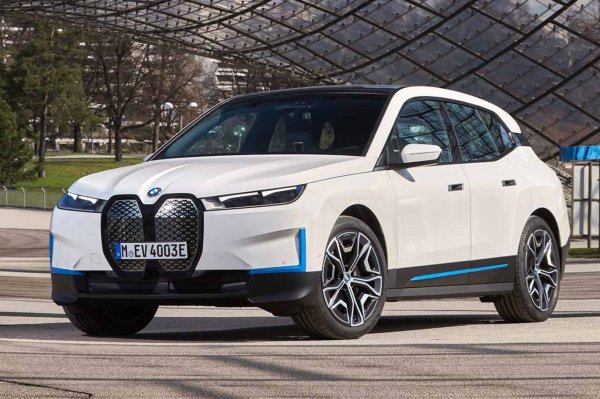 Поради екологичната му насоченост, както е споменавал многократно, най-новият модел в гаража на Алкарас е BMW iX. Това е още един SUV с изцяло електрическо задвижване, но е малко по-голям и по-луксозен от iX1.
