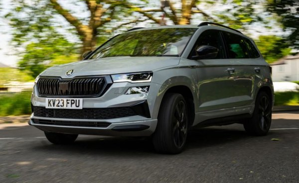 Спрямо 2024: 49% ръст
Karoq е един от най-"възрастните" модели на пазара в момента - първото поколение на компактния кросоувър се предлага вече девета година. Но в края на живота му отстъпките растат, а с тях - и интересът. 49 нови регистрации за Karoq през август. 
