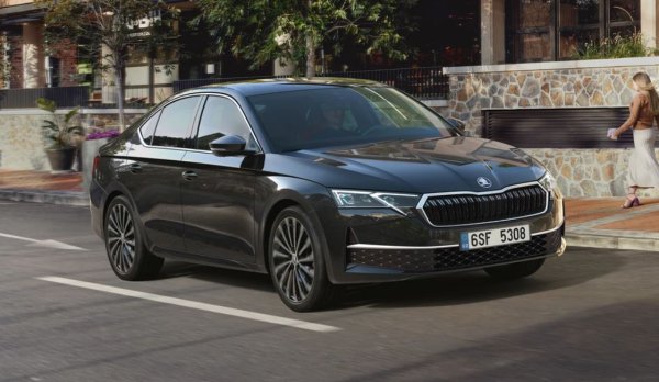 Спрямо 2024: -7% спад
В предишните две години Octavia и Corolla непрекъснато си оспорваха първото място на българския пазар, а сега си оспорват второто. При чешкия модел регистрациите намаляват със 7% на годишна база въпреки миналогодишния фейслифт. Продажбите през август са 118. 
