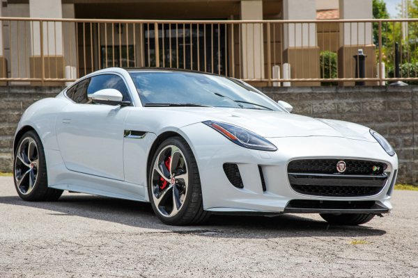 За разлика от Jaguar XK, който е по-скоро гранд турър, F-Type е истински спортен автомобил, сочен за конкурент на Porsche Boxster и Alfa Romeo 4C. Когато става въпрос за амортизация, F-Type не е пощаден от времето. Ако приемем, че нов F-Type през 2016 г. се е продавал на цена от 78 800 долара, то 54% от първоначалната стойност изчезва за 5 години. Така собственикът остава с кола, струваща 36 469 долара.