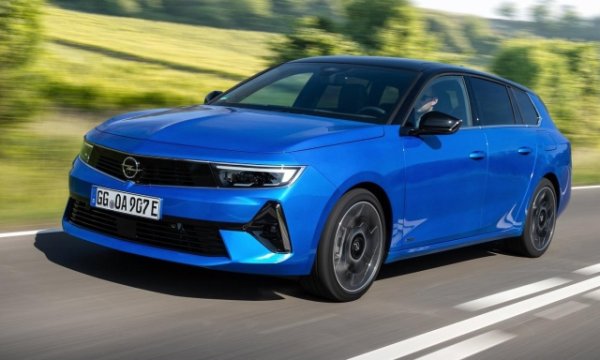 Много стилен автомобил с модерен дизайн. Вариантът със семейната каросерия е преименуван на Sports Tourer и напълно наследява механиката от седана. Размерите обаче варират значително. Всъщност семейството на Opel Astra расте във всички посоки и предимствата са както комфортът за пътниците, така и капацитетът на багажника, който започва от 516 литра . 

Дължината на  модела е 4642 мм , ширина от 1860 мм и височина 1480 мм. Междуосието е 2730 мм. Той се задвижва от 1,2-литров трицилиндров хибриден двигател PureTech с мощност 136 к.с. Всичко това се управлява от 6-степенна автоматична скоростна кутия с двоен съединител. Направо в нея е интегриран  малкият електрически мотор с мощност 21 kW. 

Това позволява на тази Astra да кара на ток близо километър, но ако не вдига повече от 30 км/ч. Но пък средният разход иначе е 4,6 л/100 км! Отличен. Освен това немският класик вдига до 210 км/ч, достигайки от 0 до 100 за 9,3 секунди. Бързак като за класа. Ценовата листа до ключ във версия GS е по-скъпа от предишните -  36 970 евро.
