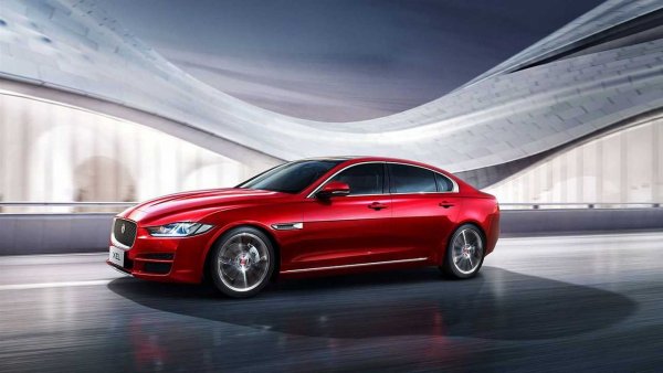 След като леко сте подготвили психиката си за странни далекоизточни тенденции, можете да слезете с един клас по-долу. Запознайте се с Jaguar XEL, уголемената версия на седана XE, предлагана в родината на Конфуций от 2017 година. В допълнение към базата, увеличена със 100 мм, пътниците на задния ред получиха и контролния панел от дясната предна седалка. 

В абсолютно изражение XEL не е най-дългият рекордьор на D-сегмента. Въпреки това, 2 935 мм, разделящи предните и задните колела, са доста впечатляващи: той е само малко по-малък от по-стария модел XF (2960 мм). Между другото, последният също има своя собствена удължена версия в Поднебесната империя.