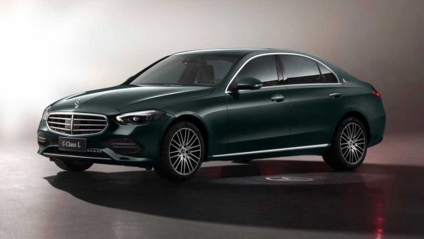 Най-новият играч в сегмента, когото виждате на слайда, дебютира на автосалона в Шанхай буквално преди няколко дни. В допълнение към непознатите за очите ни пропорции, може да разпознаете разтегнатата китайска C-Class по характерните хромирани елементи и надписа L на задния капак.

За разлика от повечето конкуренти, от Mercedes не се ограничиха просто да добавят 89 мм към междуосието (до общо 2954). В актива на специалната С-класа има адаптивно комфортно окачване, подобрена шумоизолация и меки подлакътници на задния ред. Почти като в по-големия S-Class.