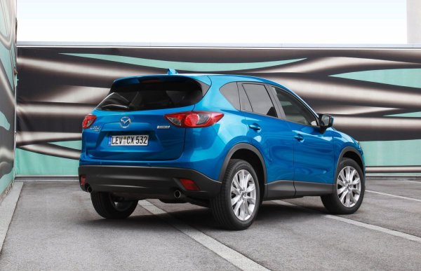 Бензиновите двигатели Skyactiv 2.0 (150 к.с.) и 2.5 (192 к.с.) са структурно сходни, като по-горемият е по-сложен. Те са атмосферни с дисерктно впръскване на горивото и висока компресия, която означава, че лошият бензин ги съсипва. 

Трябва да се внимава и с нивото на маслото, но като цяло моторите са успешни и би трябвало да изкарат 300 000 км. Това обаче не важи за дизела 2.2 (175 к.с.), който е много капризен.