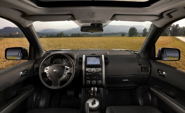 Проблемите на второто поколение на X-Trail са с избиването на ръжда и пададе на боята от петата врата, както и с предното окачване. Движението по лоши пътища унищожава подпорите и втулките на стабилизатора, аксиалните лагери, &bdquo;тихите&ldquo; блокове и сачмените лагери. Салонът скърца. 