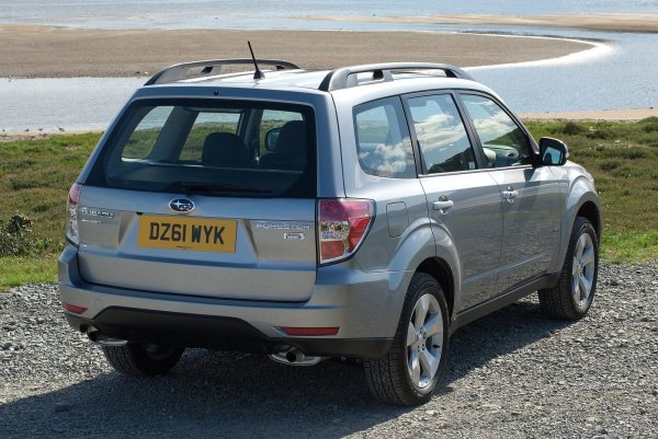 Вариантите с атмосферни двигатели FB 2.0 (150 к.с.) и 2.5 (172 к.с.) са по-удачни, но и те си имат болежки. При работа на студено се чува чукане, което се дължи на неравномерно подаване на масло и липса на охлаждане. Понякога така може да се кара доста време, тъй като нещата не се влошават. 

Редовната смяна на маслото и промивките на радиатора обаче са задължителни.