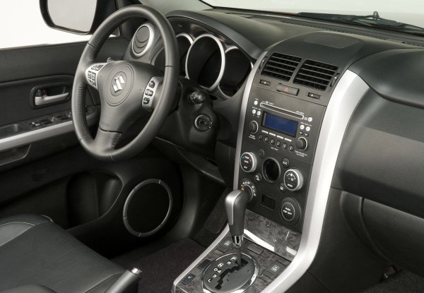 &bdquo;Древният&ldquo; четиристепенен автомат (A44DE, известен още като Aisin AW03-72) изкарва дори повече. Устойчивостта на корозия на каросерията е отлична. Окачването е плътно и издръжливо. Задната врата не ръждясва много, но често хлътва, тъй като на нея е закачена резервна гума. 