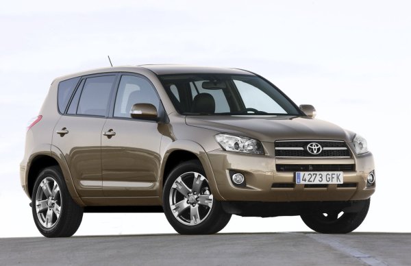 Дължина - 4445 мм, пътен просвет - 191 мм, обем на багажника - 410 литра.

При фейслифта през 2010 г. автоматичната скоростна кутия беше заменена от вариатор. Машината остана само в дългата версия (плюс 28 см дължина, като багажникът е по-солиден).