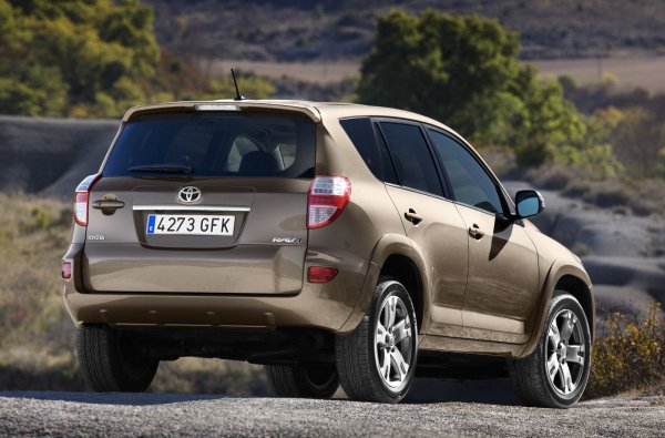 Аспирираните двигател 1AZ-FE 2.0 (152 к.с.) и 2AZ-FE 2.4 (170 к.с.) с ресурс над 350 000 км са много надеждни, само водната помпа не работи. И трябва да се регулират хлабините на клапаните. 

По време на фейслифта 2,0-литровият беше заменен с нов 3ZR-FAE (148 к.с.). Той има хидравлични повдигачи, но също и повдигнат механизъм за повдигане на клапана и чуплив съединител за управление на фазите.Този мотор обаче не се комбинира с автоматик.