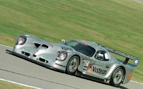 С идеята да се противопостави на Lotus, Mercedes и Porsche в шампионата FIA GT през 1997, Panoz ангажира Reynard Motorsports за разработването на Esperante GTR-1. Състезателната версия имала само бледи прилики с легалната машина на Panoz, като запазила концепцията за двигател, разположен зад предния мост. Това бил и единственият участник с предноразположен мотор в класа, макар оригиналния 4,6-литров V8, за сметка на 6-литров агрегат от Roush Racing. 

Само една хомологирана кола трябвало да бъде произведена за допускане до участие в състезания, като единственият Esperante GTR-1 бил запазен от собственика на компанията. За състезания били конструирани 6 машини.