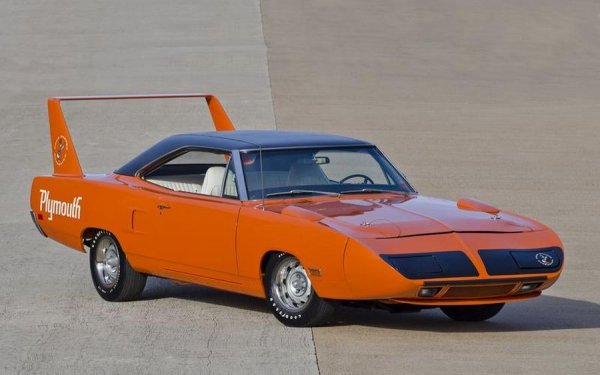 Малко автомобили са моментално разпознаваеми по задното си крило, както Plymouth Road Runner Superbird.  То било създадено за да създава достатъчно добра притискателна сила при участието в сериите NASCAR.

Правилата на високоскоростния шампионат били изменени през 1970, което наложило ревизиране на серийното производство от 500 на 1920 бройки. За клиентите се предлагал избор между 3 двигателя, като 7-литровият V8 с 430 конски сили бил "донор" за състезателните машини. От тази версия, обаче, били произведени само 135 бройки, тъй като клиентите търсели по-големия, но и по-евтин 7,2-литров агрегат.