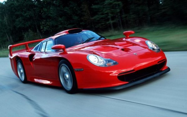 След изненадващата победа ма McLaren в Льо Ман през 1995 година със стоковата им машина F1, Porsche реагират първи с контраатака и лансирането на GT1. За разлика от британската, немската машина била състезателна, с някои доработки, позволяващи движение по пътната мрежа, което позволило да отговори на правилника. В резултат, GT1 използвал 3,2-литровия туинтурбо боксер от състезателната 962, докато силуетът напомнял на класическото 911.

В цивилните варианти, агрегатът бил с мощност от 550 конски сили, а за пистата разчитал на 608 "кончета". От Porsche произвели 25 GT1, сред които Evo и други състезателни версии.