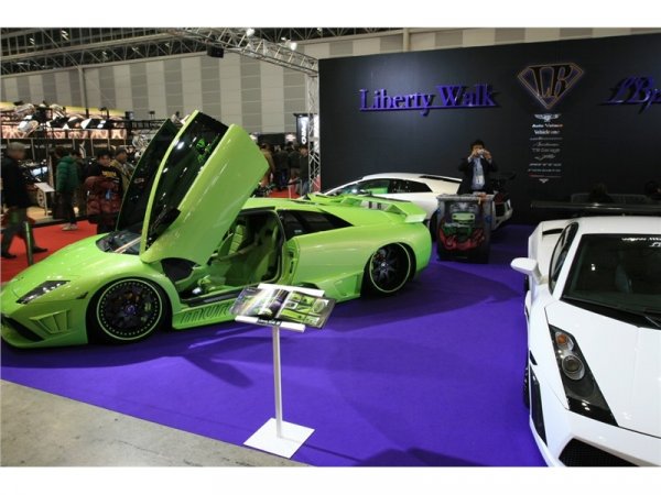 Доработено Murcielago LP640 от Liberty Walk & LB Performance, снабдено с регулируемо окачване / Токио 2009