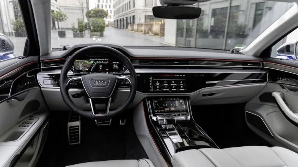 Audi S8 се предлага стандартно с озвучителна система Bang & Olufsen, разполагаща със 17 високоговорителя и захранвана от висок клас усилвател от клас D с мощност 1920 вата. Една наистина уникална характеристика на озвучителната система на S8 са високочестотните говорители, които изскачат от арматурното табло.

Имате добър контрол върху звуковия профил в S8. Например, можете да настроите съраунда да бъде повече като на филм, да насочите всичко към предната или задната част за по-скоро стерео ефект с два говорителя, или допълнително да настроите фокуса да бъде микс между филмов и стерео звук.

