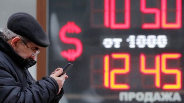 В началото на март руският автомобилен пазар съществува единствено благодарение на бройки, които са били поръчани преди месеци и се доставят сега, сглобени от бързо топящите се запаси с компоненти. Нови поръчки повечето дилъри не приемат - уж временно. Най-малкото докато не разберат на каква отметка накрая ще се стабилизира рублата. 
