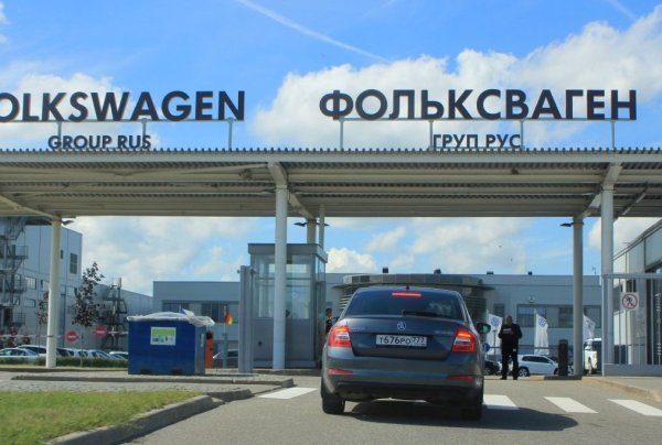 Така че, заключава ZR, сегашната кризисна ситуация в автомобилния сектор много бързо ще се разреши, стига международните отношения да се нормализират. Всички компании ще побързат да се върнат, особено тези, които имат собствени заводи и инвестиции за стотици милиони и дори милиарди евро. Впрочем имайте предвид, че загубата на руски завод означава загуба на работни места и в централата на всяка от тези компании - там има цели отдели, които отговарят за Русия. 
